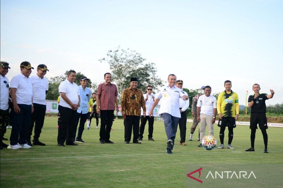 Ribuan warga antusias sambut Gubri dan Wagubri di Lapangan Bola Internasional Rohul