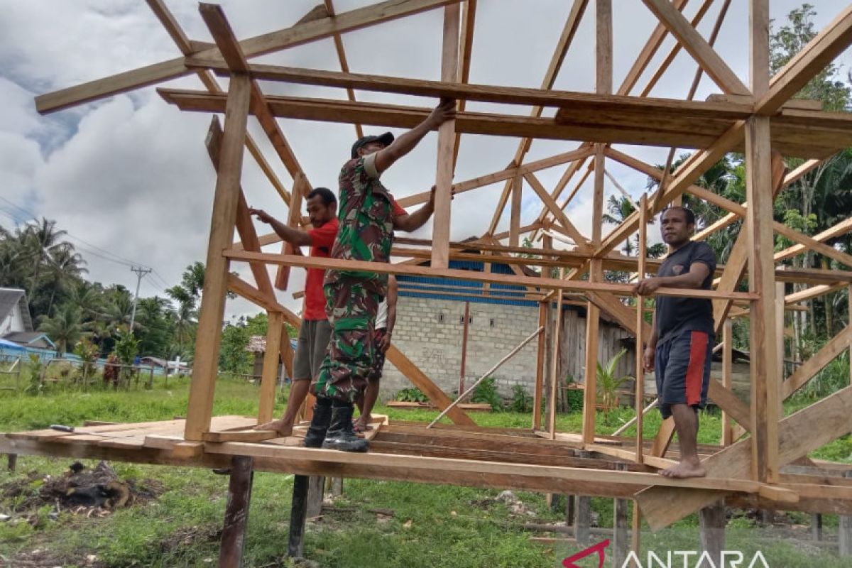 Babinsa Biak Utara bantu warga bangun rumah desa binaan