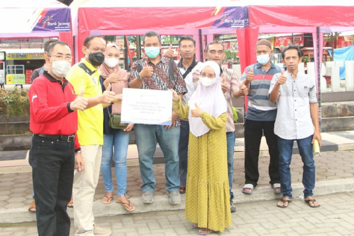 Bank Jateng berikan bantuan tenda untuk PKL di Sragen