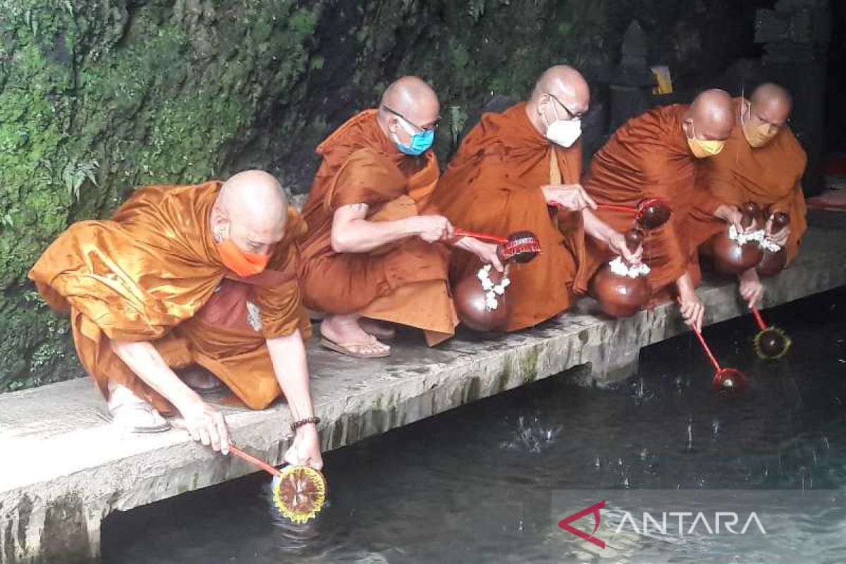 Enam ribu botol air berkah Waisak diambil dari Umbul Jumprit Temanggung