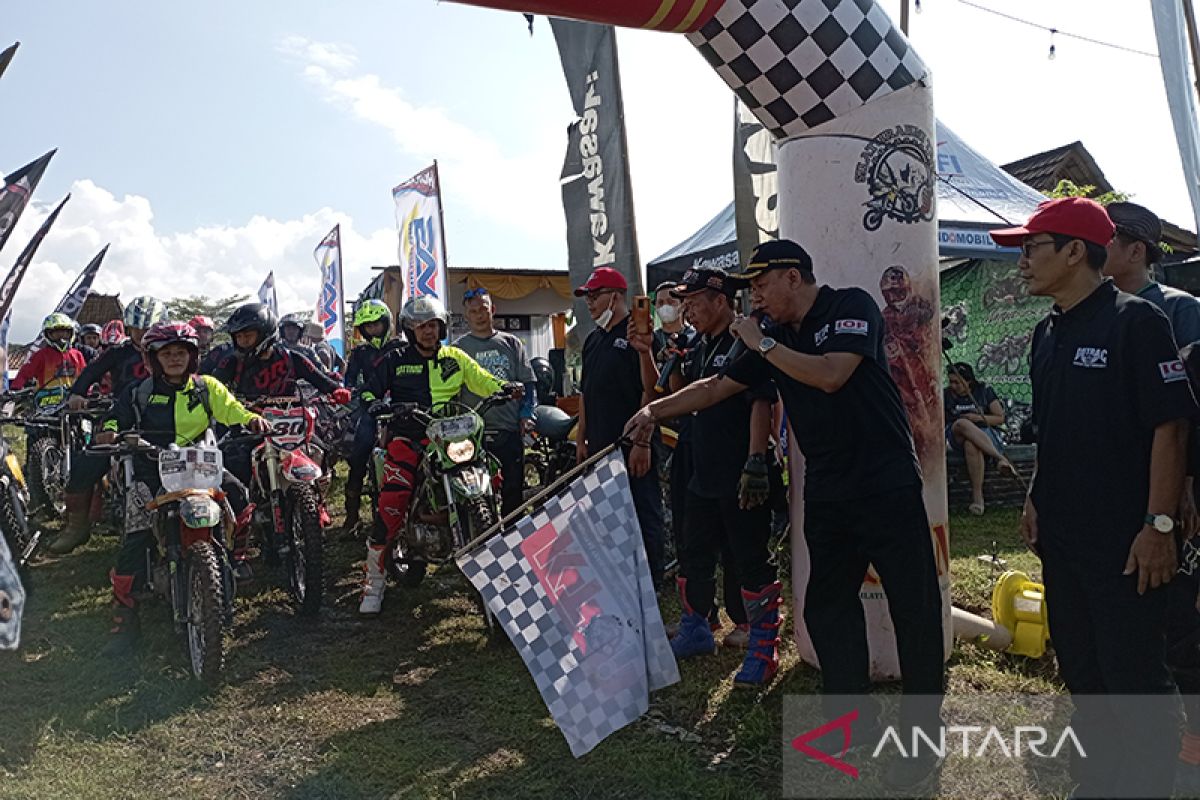 Bantu pembangunan masjid di Banyumas, komunitas motor trail gelar bakti sosial