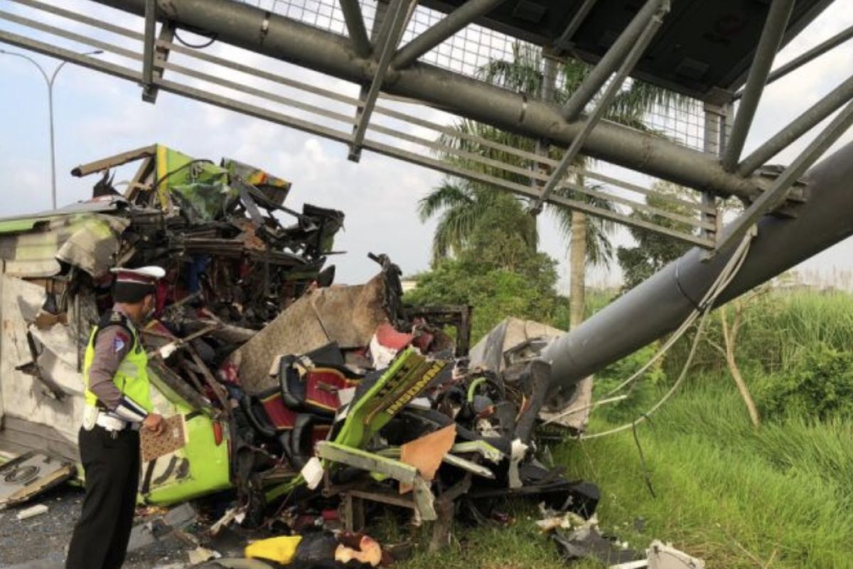 Korban kecelakaan bus di Tol Sumo bertambah jadi 14 orang