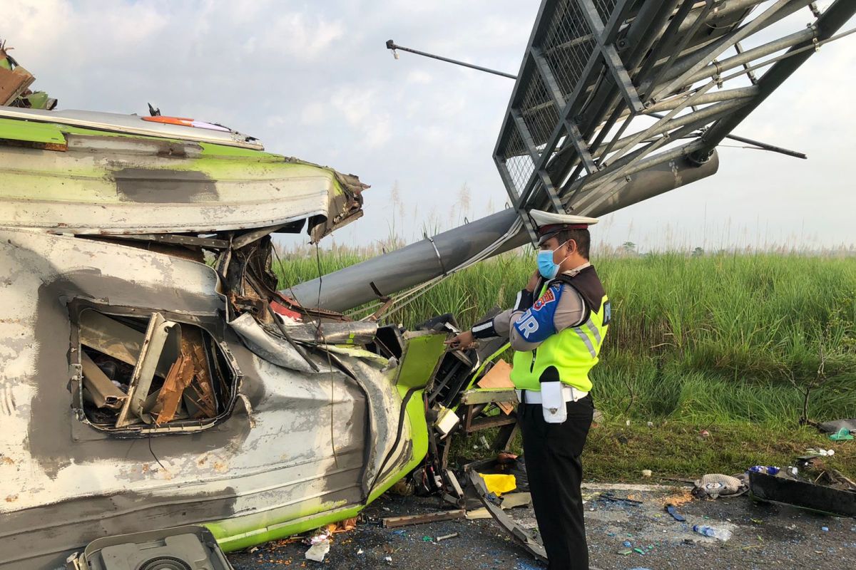 Pengemudi mengantuk diduga penyebab kecelakaan bus di tol Surabaya-Mojokerto