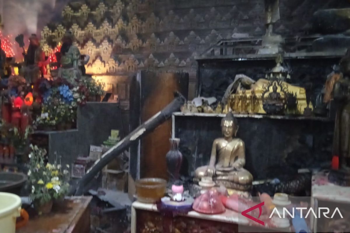 Kebakaran Vihara Girinaga Makassar akibat lilin jatuh