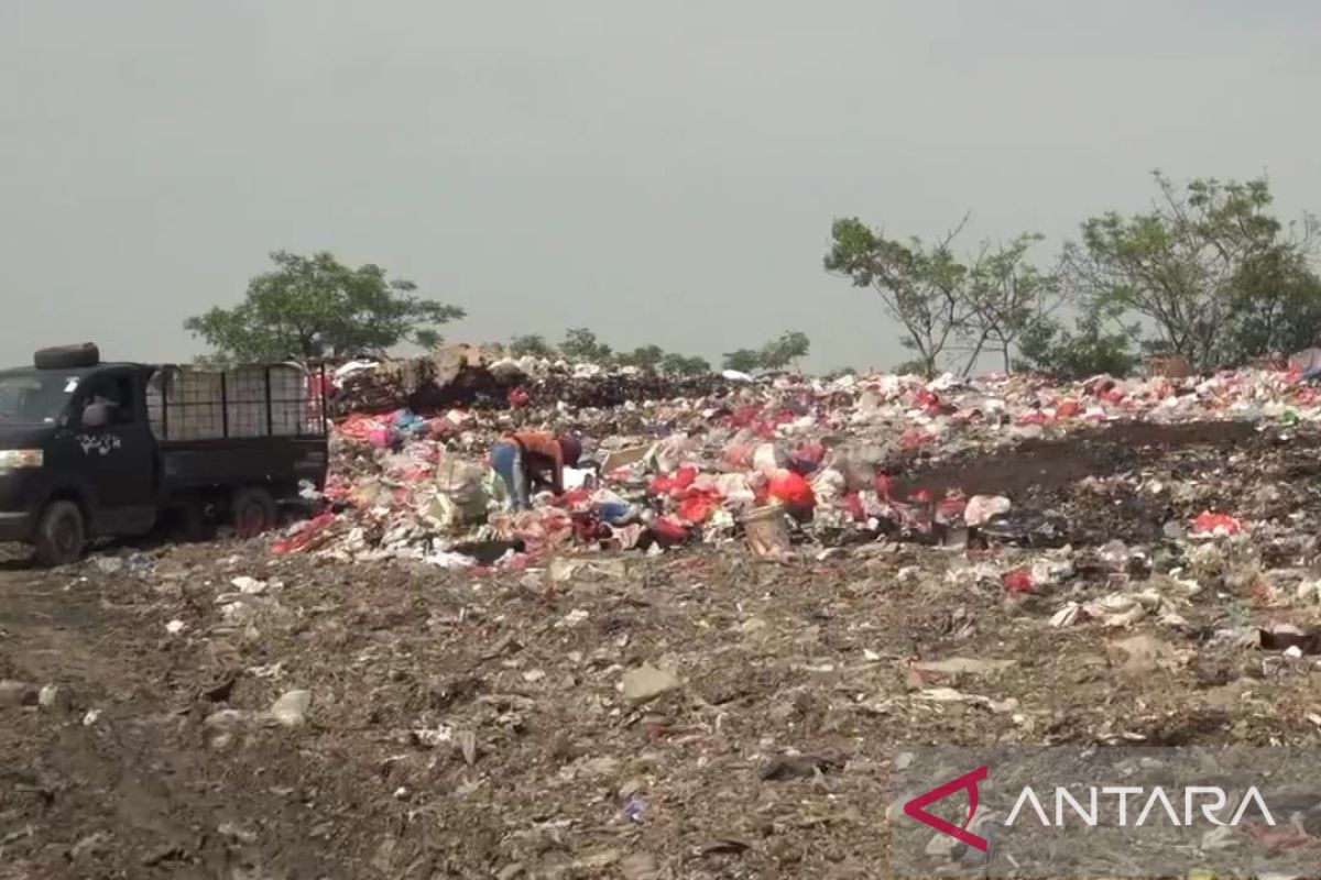 Warga Pebayuran Bekasi minta tutup TPS ilegal yang beroperasi