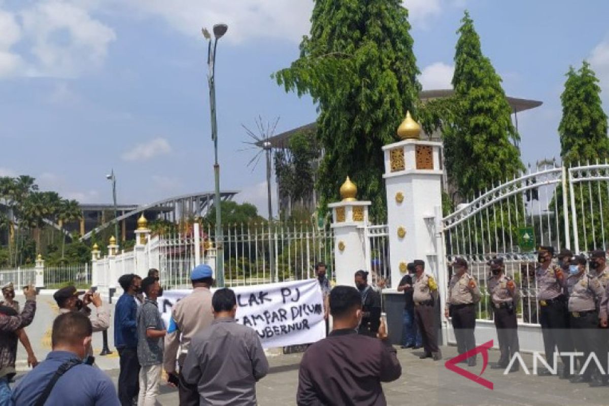 Puluhan warga Kampar unjuk rasa tolak Kamsol sebagai Pj Bupati