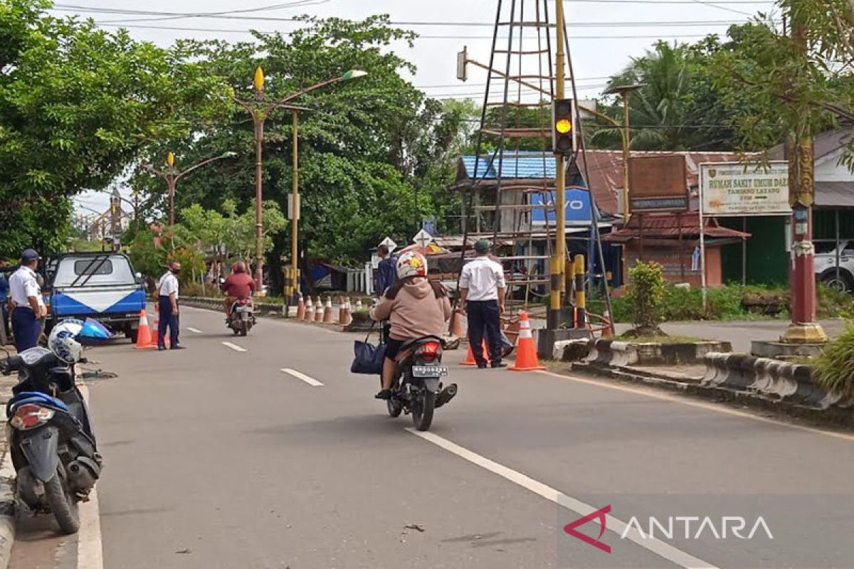 Tiga tahun tak berfungsi, Lampu lalu lintas A Yani-Nansarunai Bartim diperbaiki