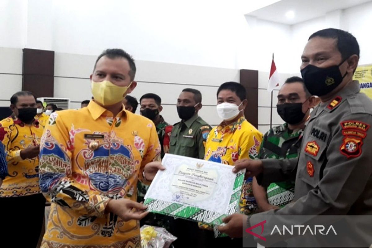 Bupati Gunung Mas beri penghargaan atas capaian vaksinasi COVID-19