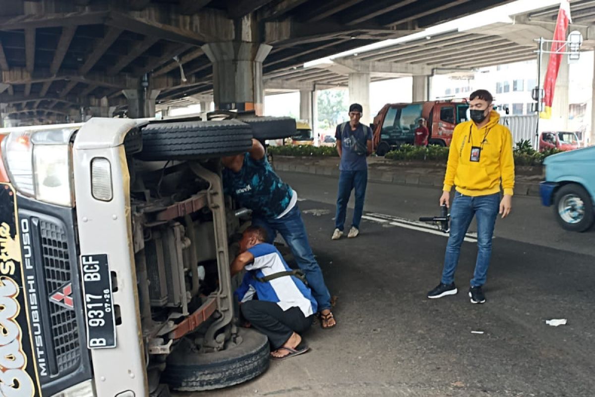 Truk pengangkut ikan terguling di ruas jalur cepat Jatinegara