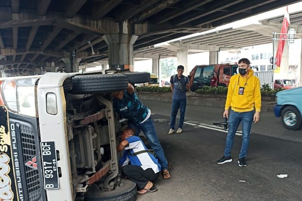 Hindari motor, sebuah truk pengangkut ikan terguling di Jatinegara