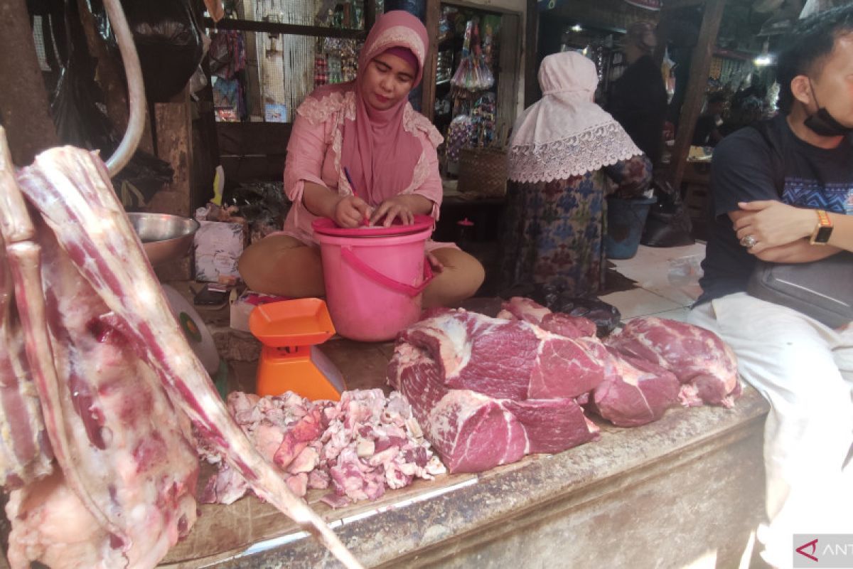 Pedagang daging sapi di pasar tradisional Palembang keluhkan isu wabah PMK