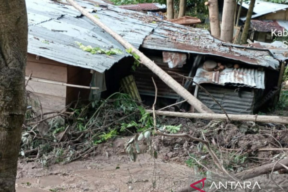 Tanah longsor menyebabkan kerusakan rumah warga di Soho,  Banggai