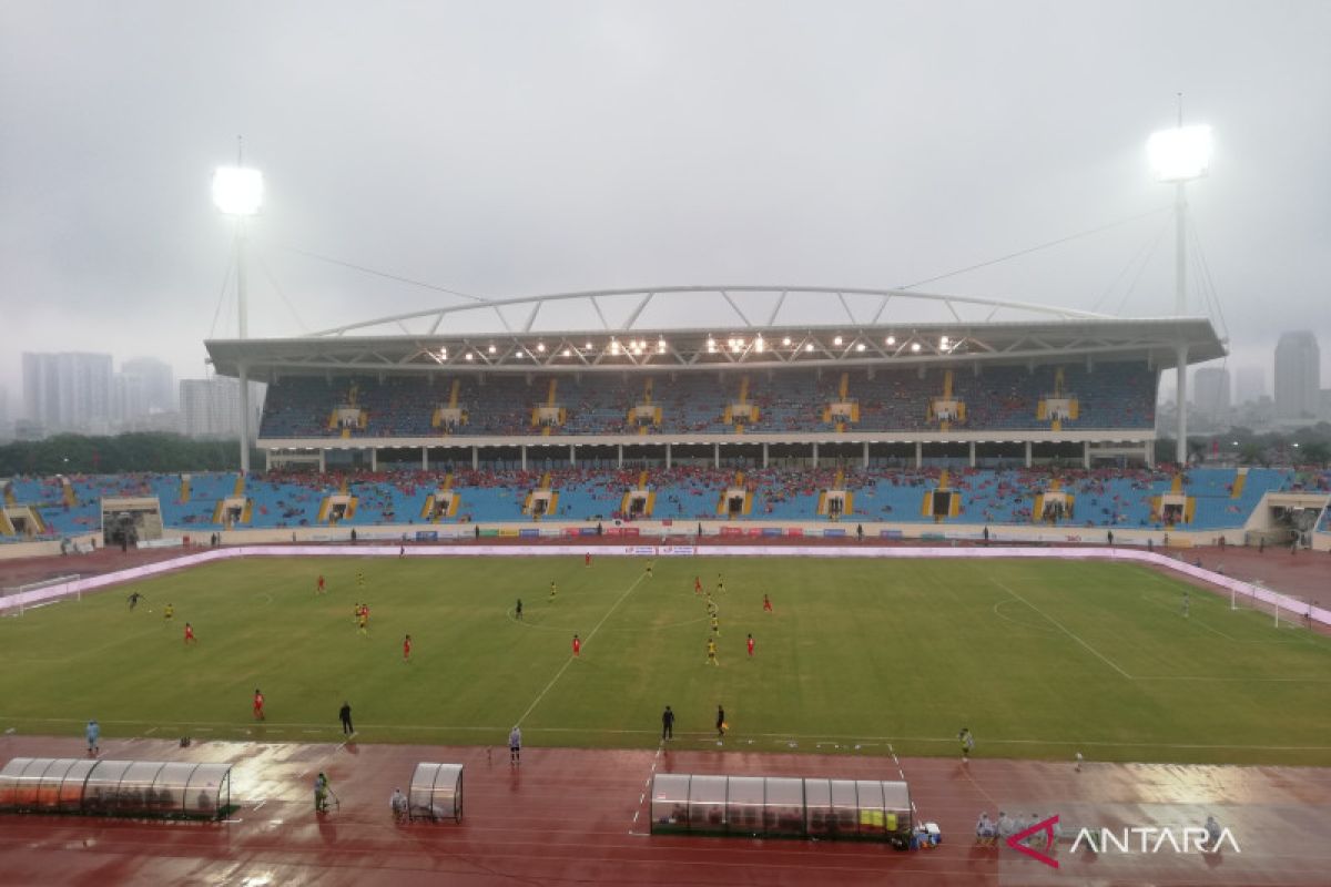 Bench pemain Indonesia dan  Malaysia tampak kontras