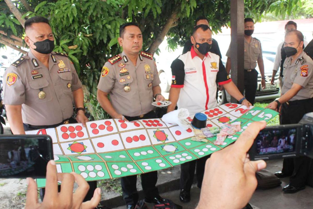 Polisi gerebek arena judi dadu dan sabung ayam di Palangka Raya