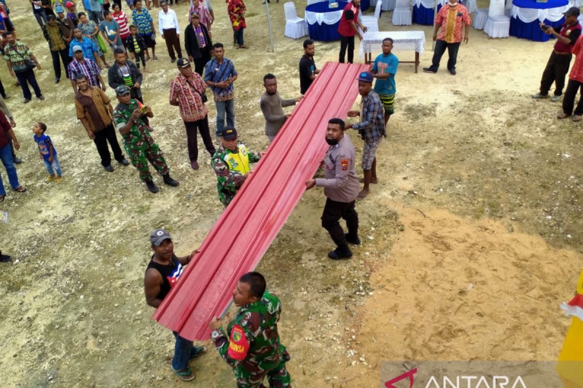 Babinsa Biak Kota bantu peletakan seng kantor Klasis