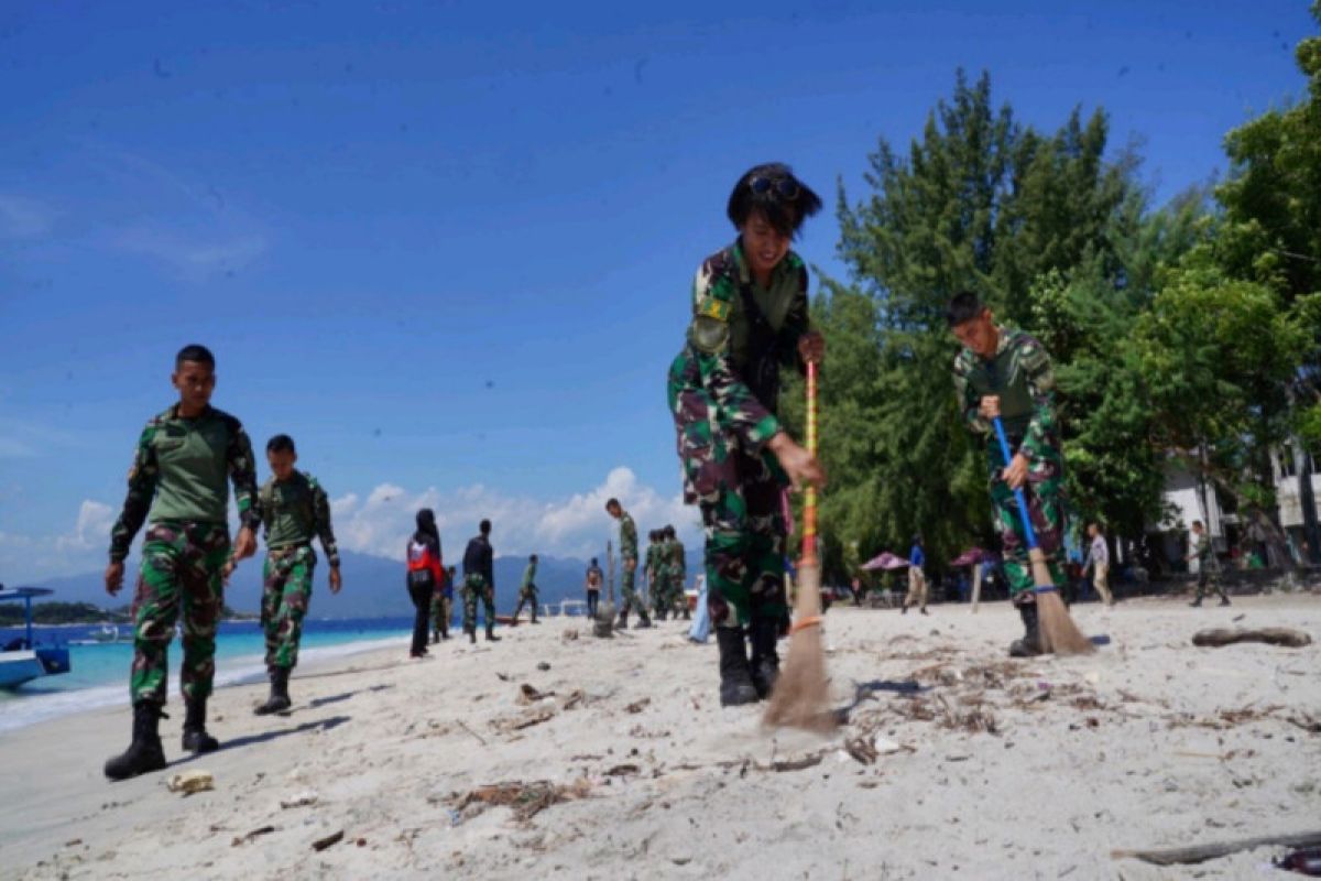 Rombongan Satlat 1 Macan Latsitardanus XLII gelar aksi sapu bersih di Gili Trawangan