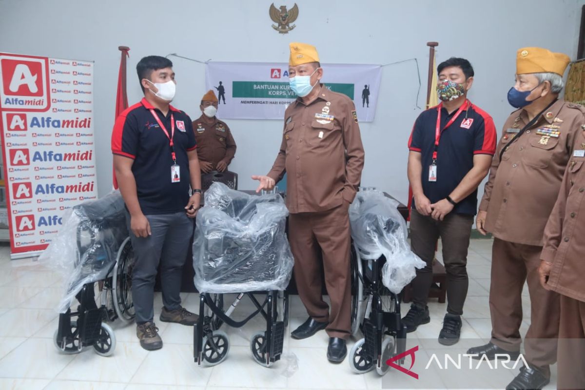 Ritel modern berikan bantuan alat penyandang cacat veteran di Sulut