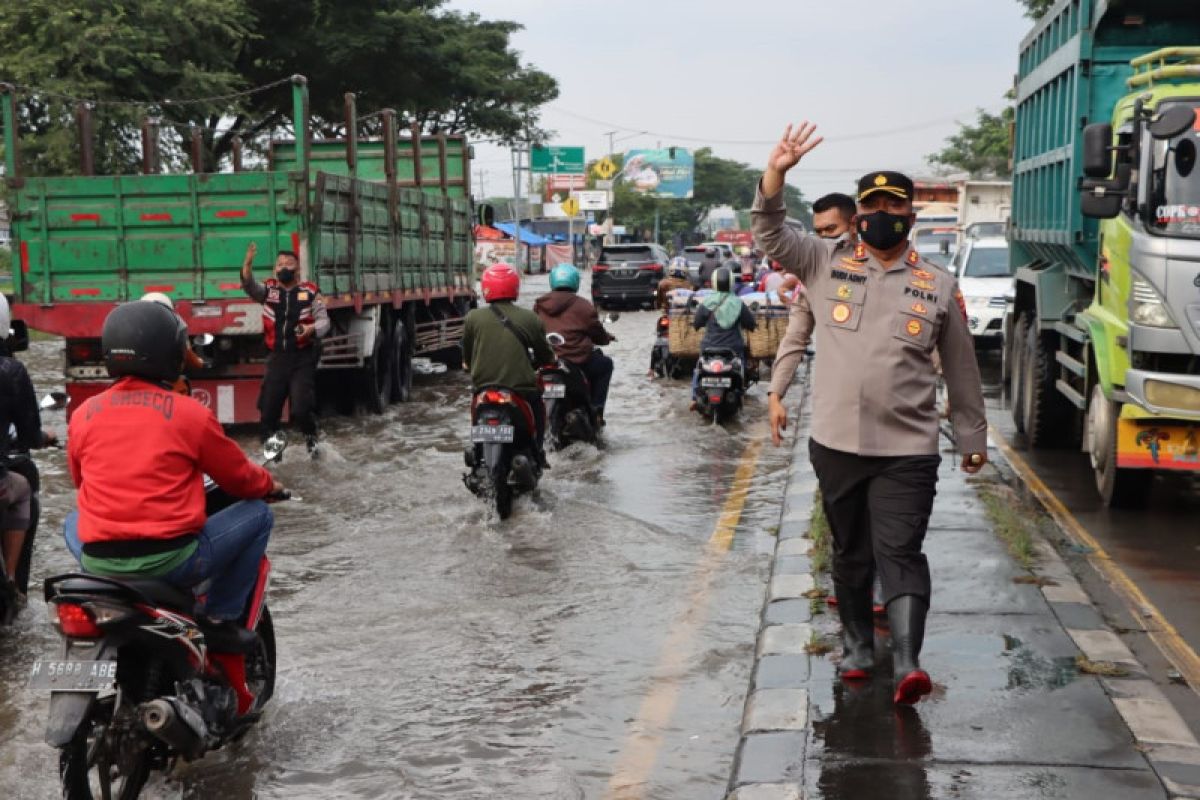 Arus lalu lintas pantura Demak dialihkan karena rob