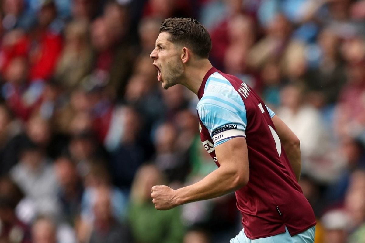 Everton amankan jasa James dari Burnley