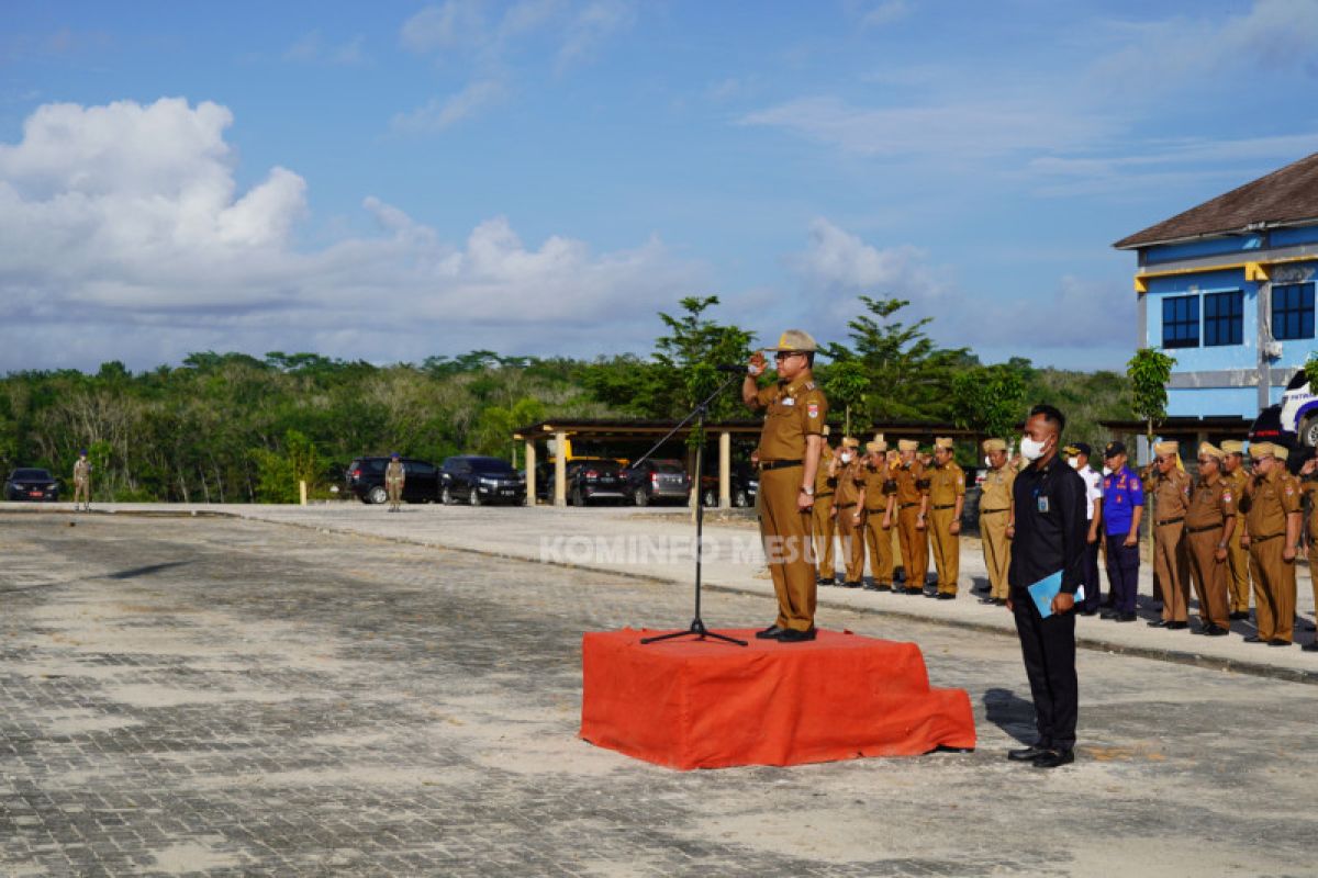 Pj. Bupati Mesuji melaksanakan apel perdana pascadilantik