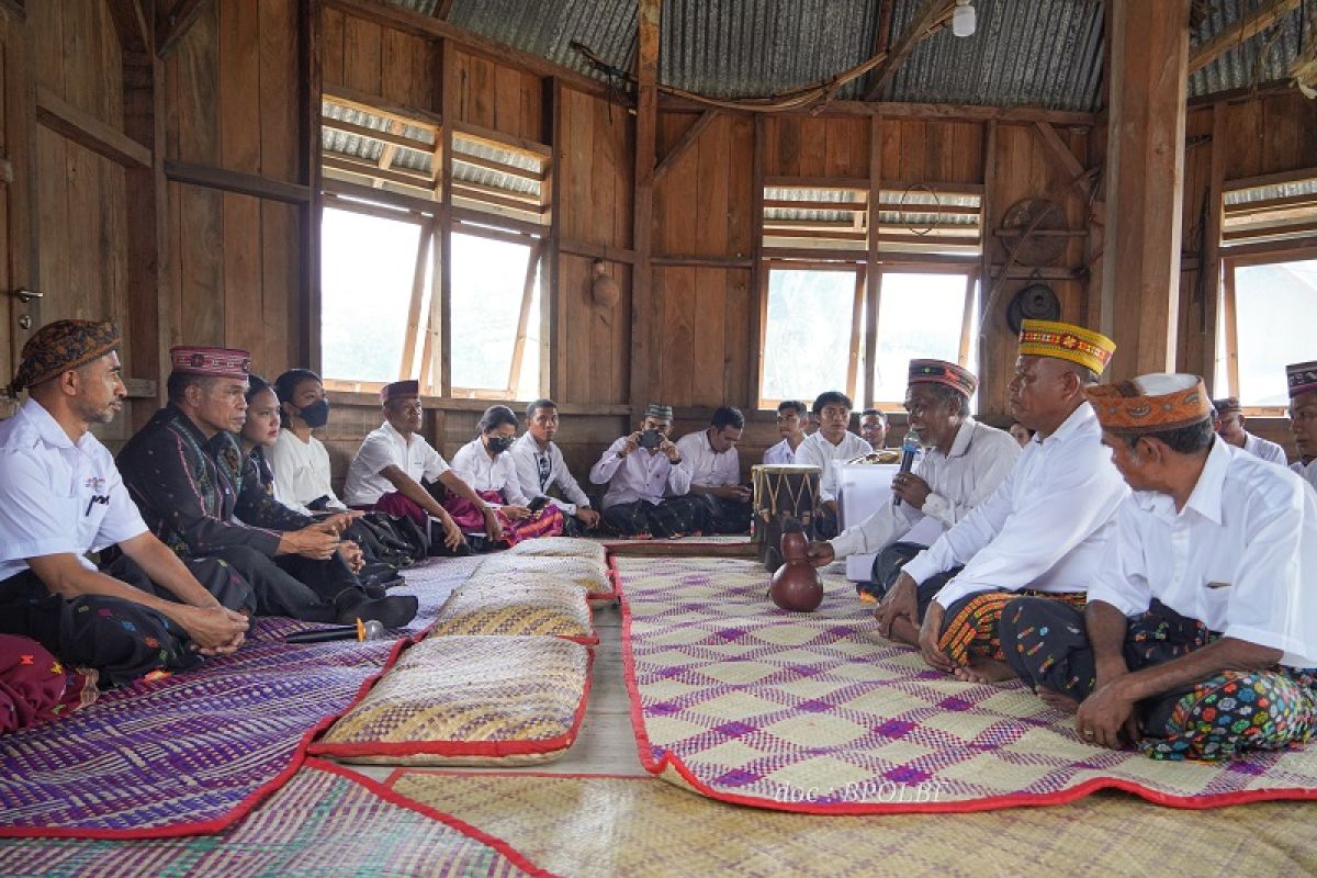 BPOLBF dukung kearifan lokal Mabar lewat bantuan alat budaya