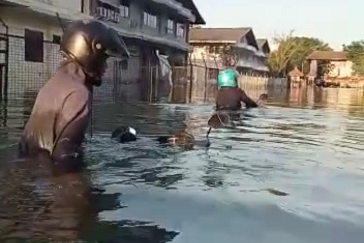 Kawasan Pelabuhan Semarang masih tergenang banjir rob 1.25 hingga 1,5 meter