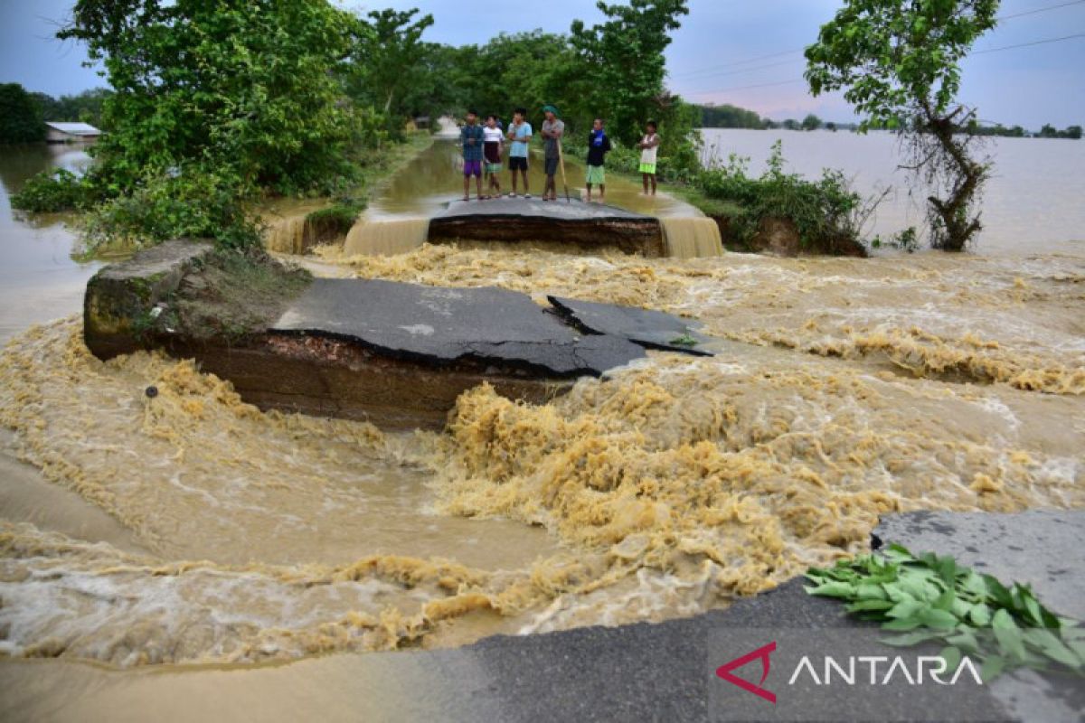 25 tewas dan ribuan mengungsi akibat banjir bandang dan longsor di India