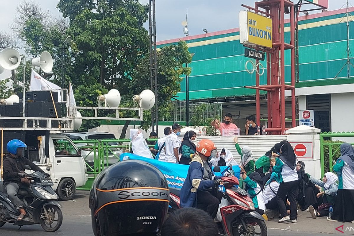 Lalu lintas di Jalan Pahlawan Revolusi tersendat imbas adanya unjuk rasa