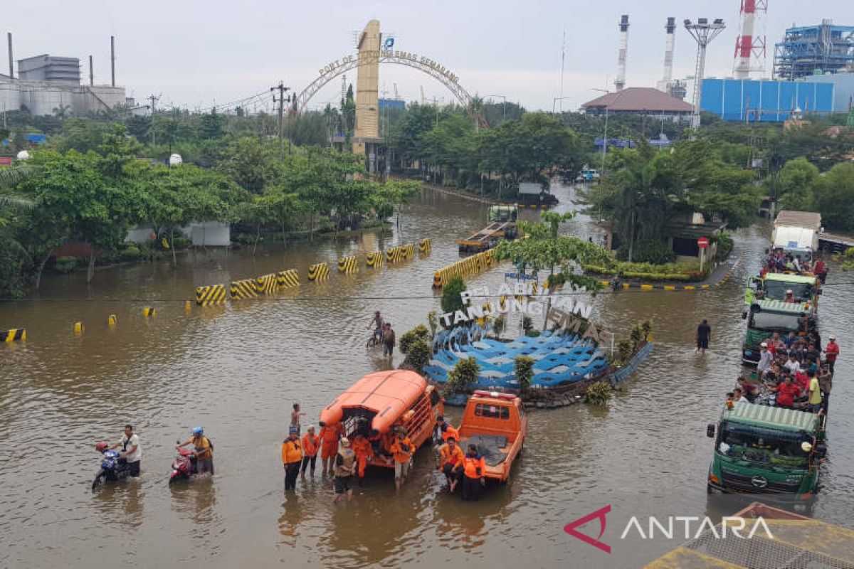 Pembangunan tanggul darurat di Pelabuhan Semarang dikebut