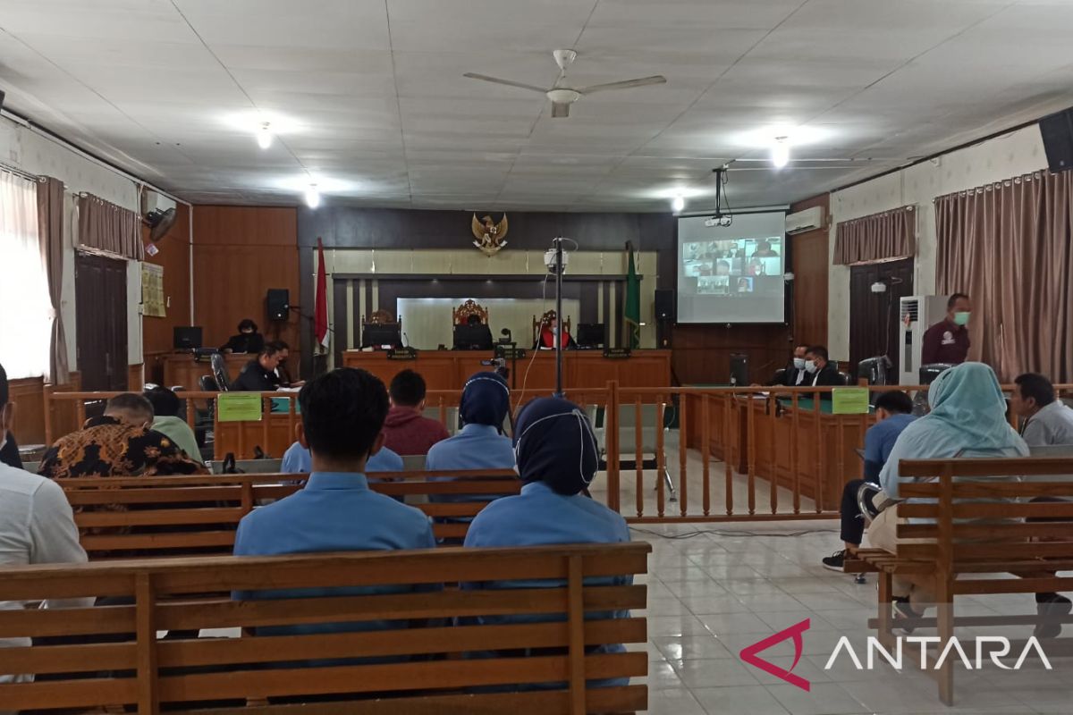 Kenakan batik, Annas Maamun jalani sidang perdana secara virtual