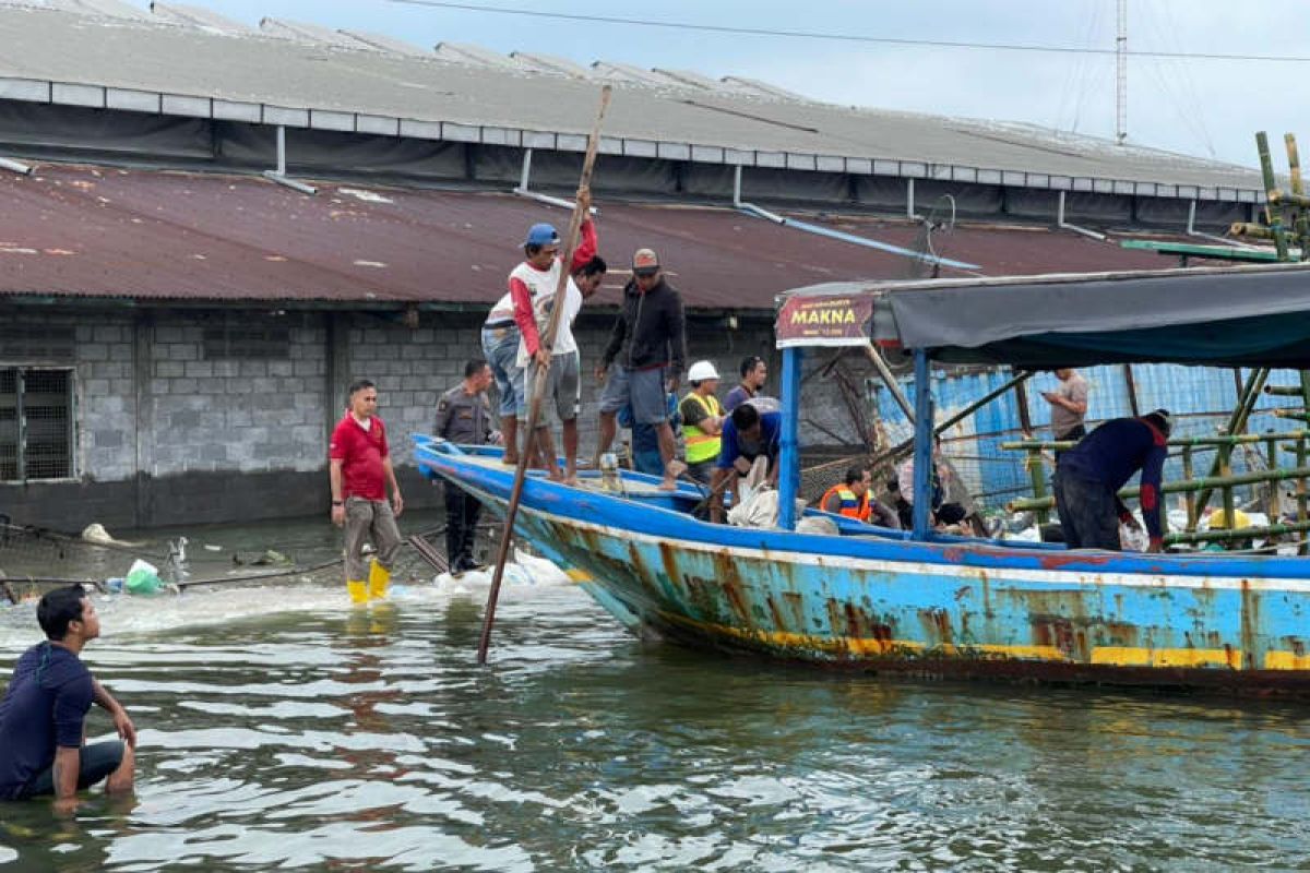 Petugas gabungan kerja keras tambal tanggul jebol di Pelabuhan Semarang