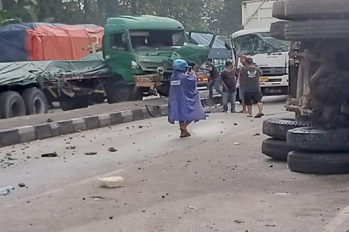 Empat truk kecelakaan beruntun di Alas Roban Batang, satu tewas