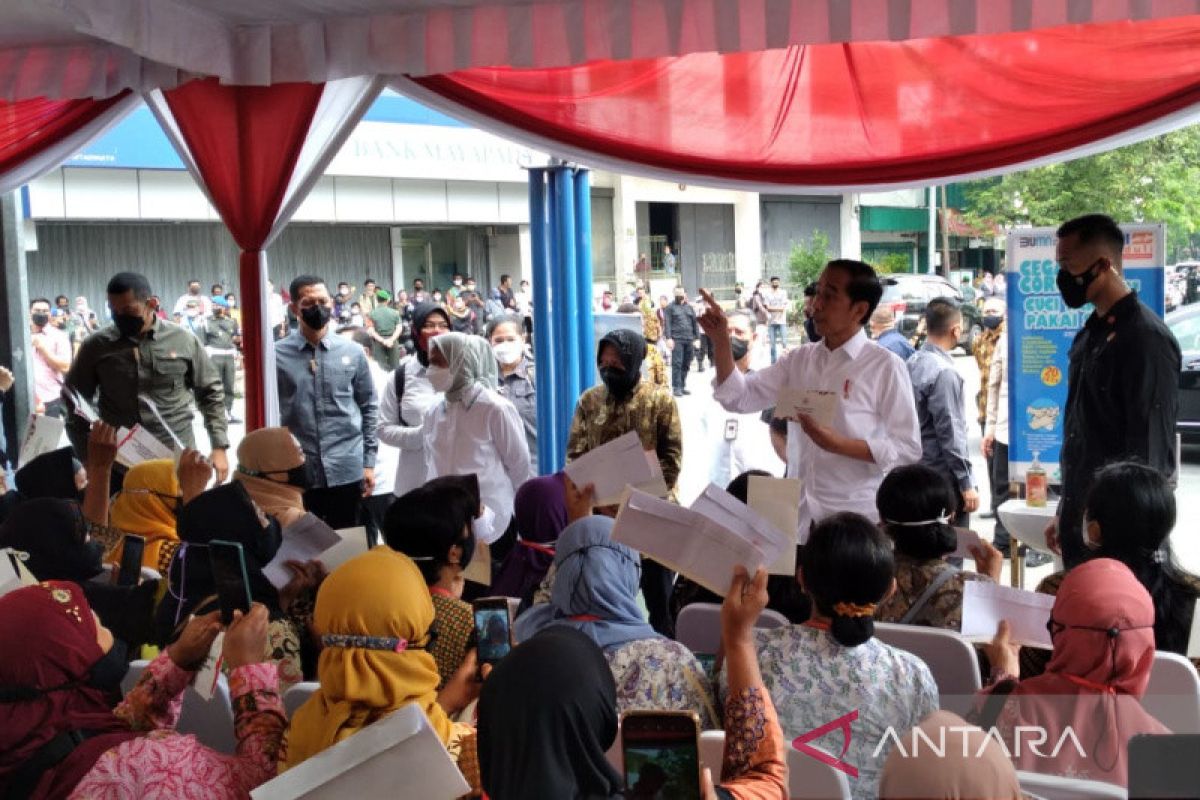 Presiden Jokowi salurkan tambahan modal pelaku  usaha di Pasar Gede