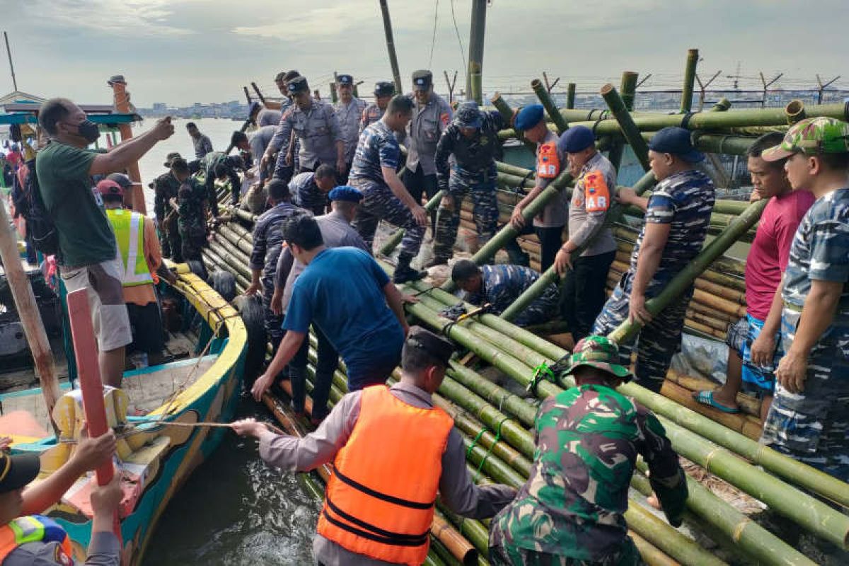 Air yang menggenangi kawasan pelabuhan Semarang dipompa ke  laut