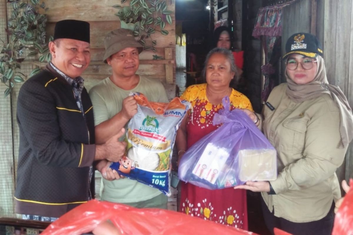 Wakil Ketua DPRD dan Wabup Kotim bawa bantuan untuk korban banjir