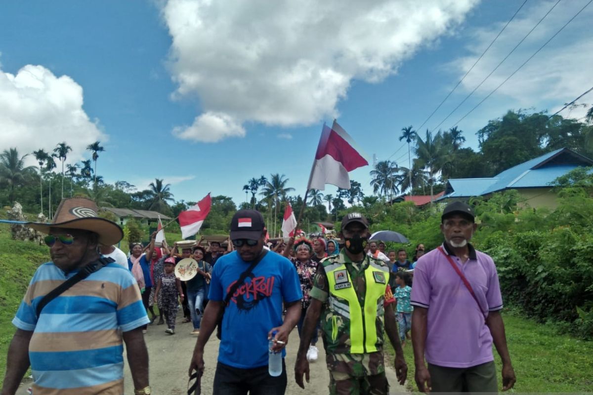 Babinsa mengikuti prosesi adat penyerahan mahar mas kawin di Biak