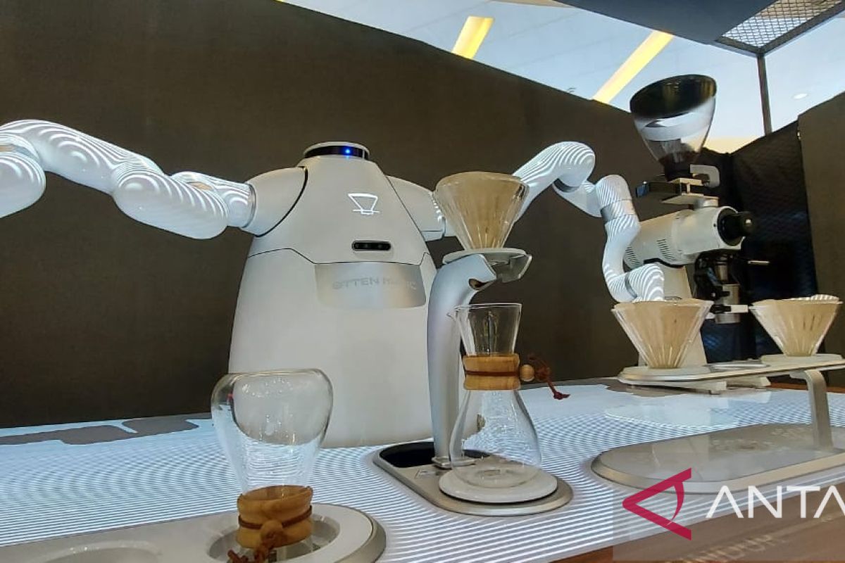 Kemenparekraf-SMS gelar Kopi  Craft Indonesia hadirkan robot barista