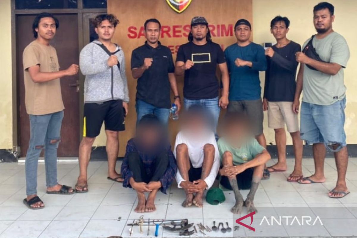 Tiga remaja disergap polisi saat asyik buat anak panah untuk tawuran, barbuk lainnya mencengangkan!