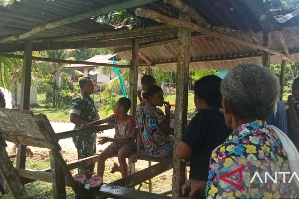 Babinsa Biak Kota jalin komunikasi sosial dengan mama penjual pinang