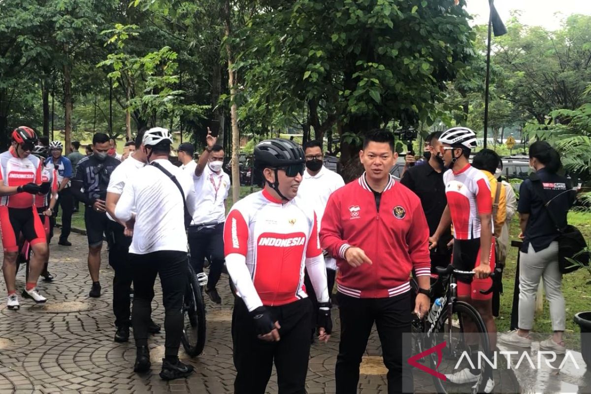 Kapolri Listyo Sigit pimpin parade bersepeda bersama atlet sepeda SEA Games 2021