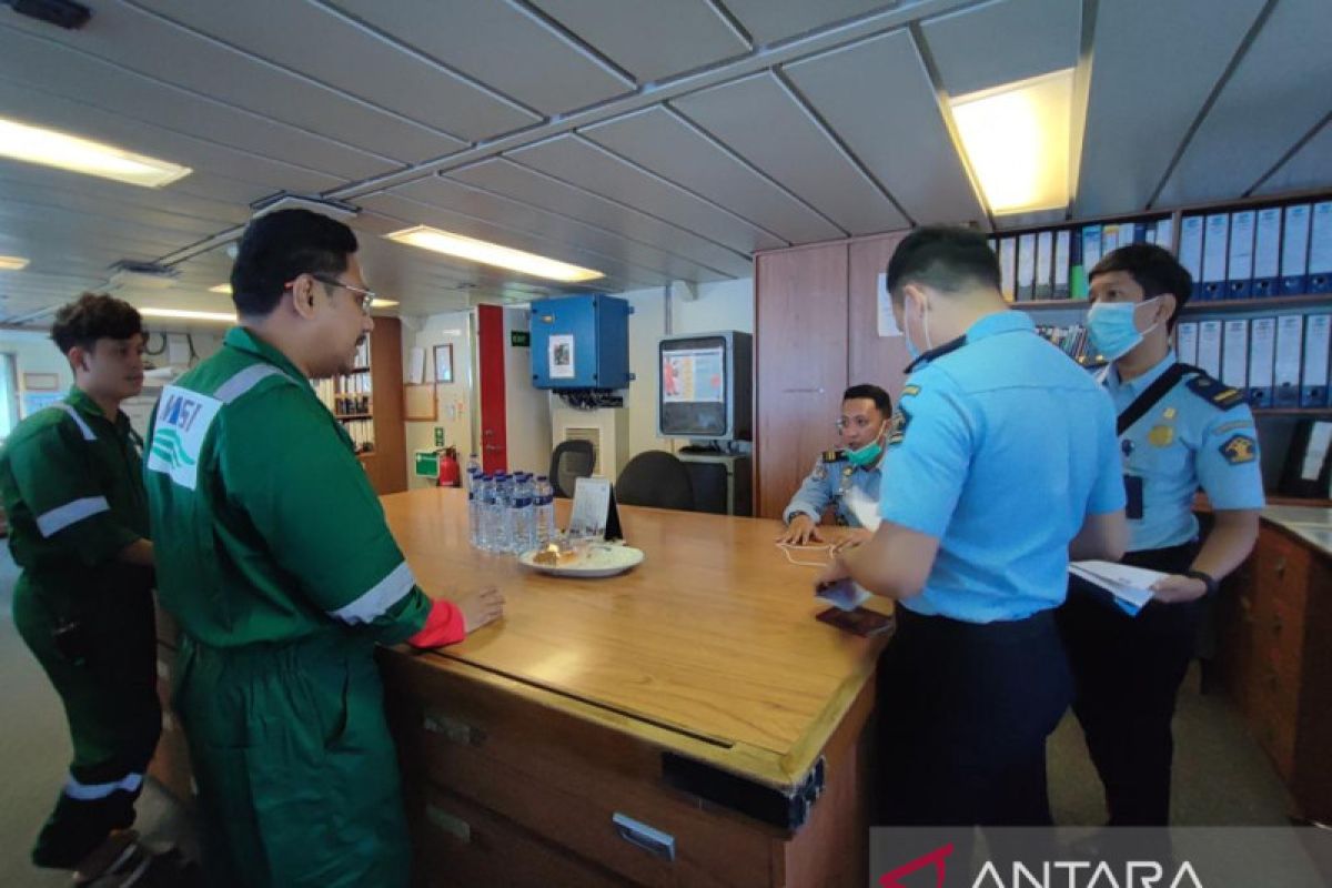 Petugas Imigrasi Tahuna periksa dokumen orang asing di kapal