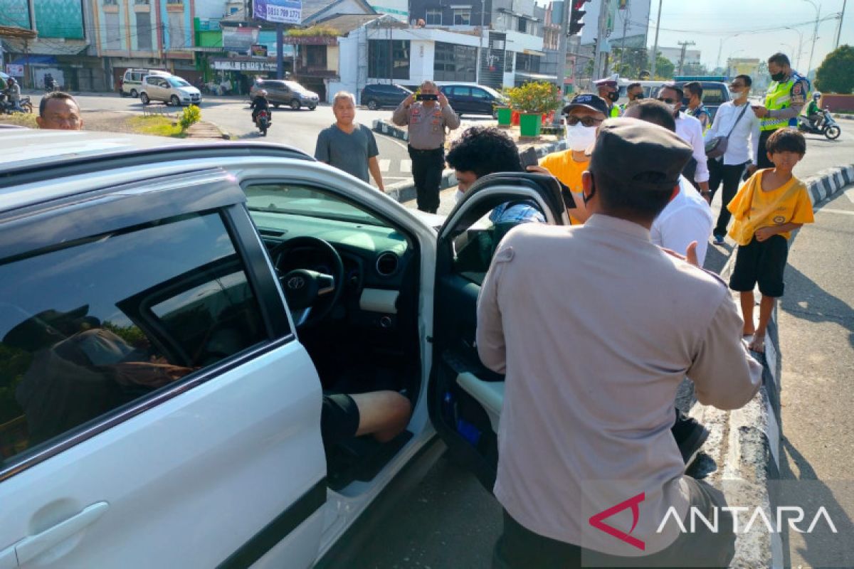 Seorang pria ditemukan meninggal saat kemudikan mobil