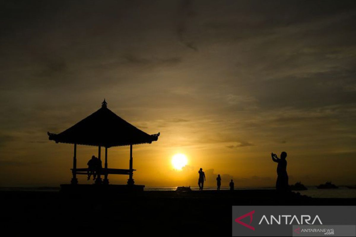 Berwisata bahari saksikan matahari bangun di Pantai Sanur