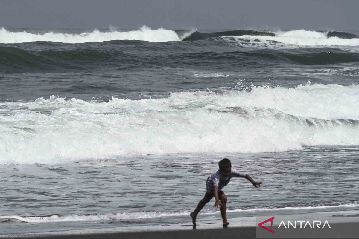 Waspadai gelombang tinggi di laut selatan Jabar-DIY