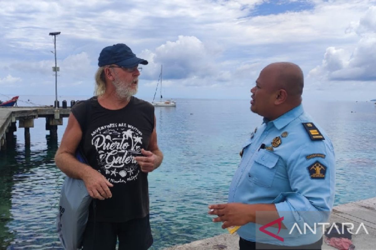 Pasangan WNA mengendarai kapal Yacht berlabuh di Pelabuhan Ikan Biak