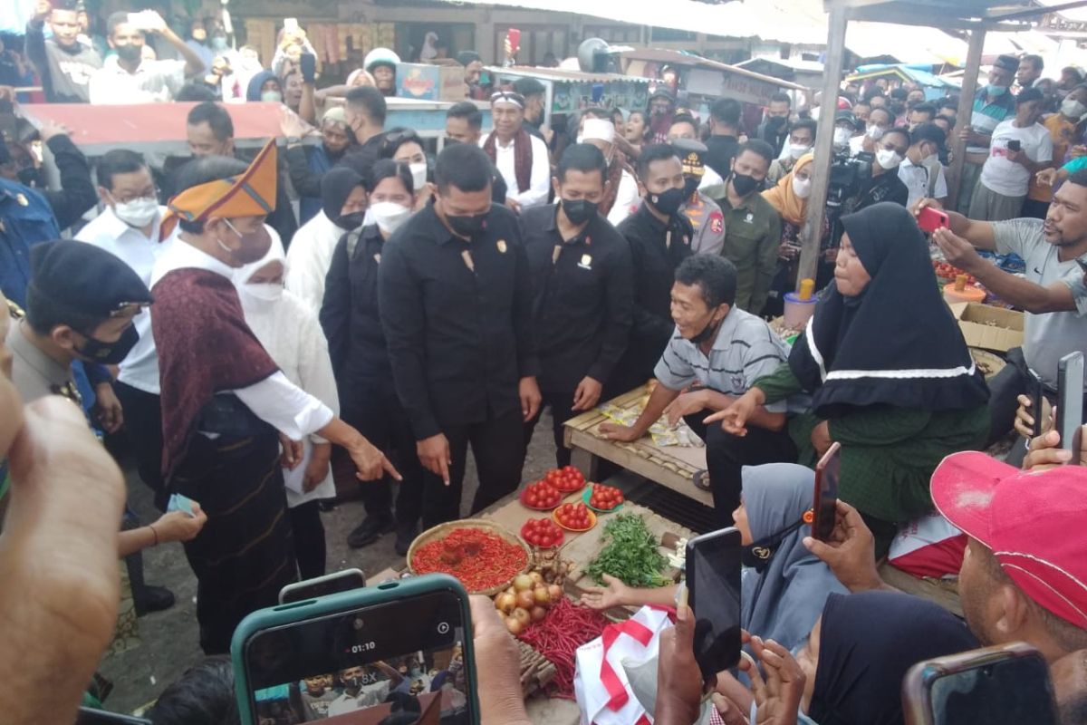 Presiden Jokowi beli cabai kecil 5 gelas di Pasar Mbongawani Ende