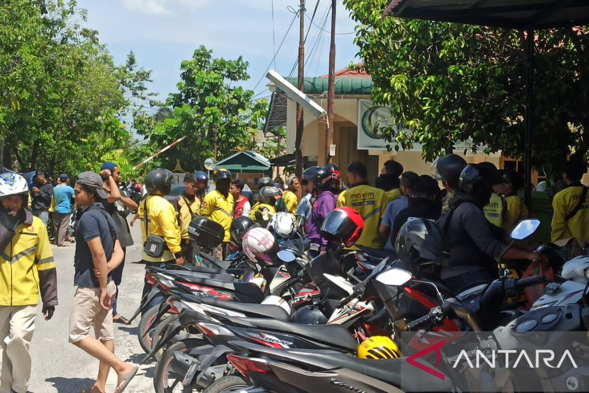 Viral driver ojol Pekanbaru dipukul pelanggan, rekannya geruduk rumah pelaku