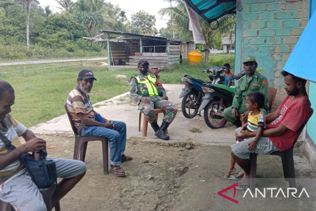 Babinsa Warsa ajak Linmas ikut berperan menjaga keamanan kampung