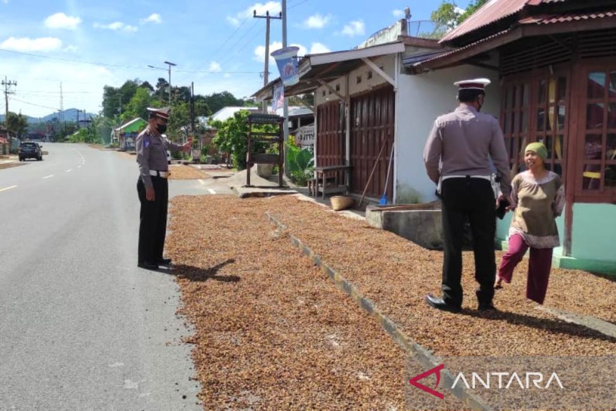 Polisi larang warga  Rejang Lebong jemur kopi di jalanan