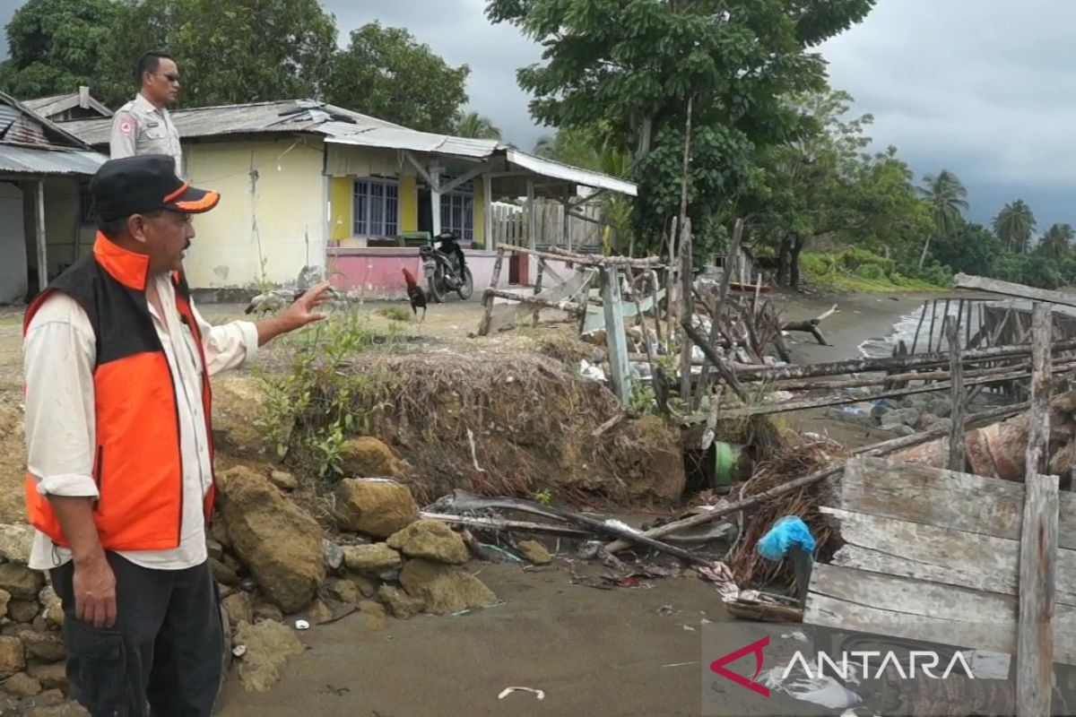 Banggai bangun tanggul pemecah ombak antisipasi dampak banjir rob